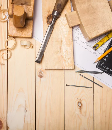 table de travail en bois avec des outils de menuisier