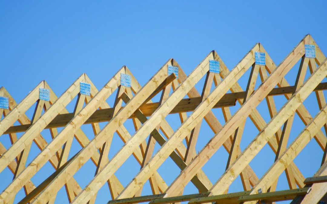 Charpente en bois pour toiture à Ruffec : la clé d’une toiture solide et durable